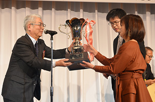 Presentation of the Minister of Education's Encouragement Trophy.