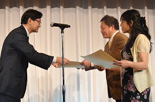 Presentation of a diploma to the B Block winning pair by Mr. Mikio Suzuki of East Japan Marketing & Communications, Inc.