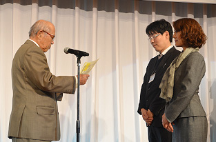 Presentation of a diploma to the C Block winning pair by Mr. Shinji Yazaki, Vice Chairman of the Japan Pair Go Association.