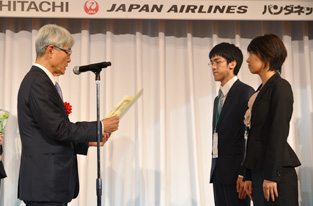 Presentation of a diploma to the 3rd World Students Pair Go Championship winning pair by Mr. Seiichiro Kubo, President of Gurunavi Inc.
