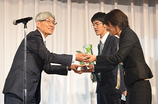 Presentation of the Trophy to the 3rd World Students Pair Go Championship winning pair.