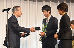 Presentation of the supplementary prize to the 3rd World Students Pair Go Championship winning pair by Mr. Hisao Taki, Chairman of Gurunavi Inc.