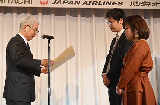 Aブロック優勝ペアに文部科学大臣奨励賞の賞状 國分 大会会長・実行委員長明