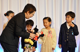 Special awards for the youngest pair presented by Ms. Hiroko Taki, Director of the Japan Pair Go Association.