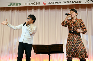 ペア碁の歌の作曲家の平田輝さんと歌手の我那覇美奈さんによるペア碁の歌の披露