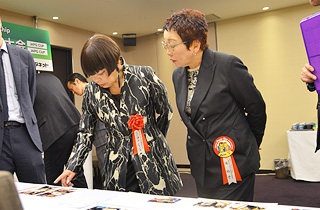 滝裕子常務理事と一緒に昨日の海外の民族衣装をあらためて見て審査をする