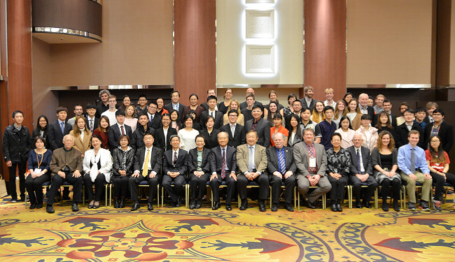 Commemorative photo of officials of the World Pair Go Association and all participants from overseas.