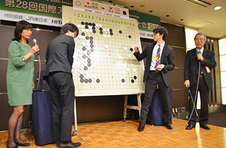 A public commentary on the final game by 24th Honinbo Shuho and Tomoko Ogawa 6dan