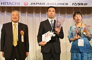 Presentation of the IAPG Cup's supplementary prize to the champion pair