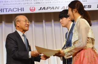 海外ペア第1位の柳・李（韓国）ペアに<br>
松浦晃一郎 世界ペア碁協会会長から<br>外務大臣賞の賞状を贈呈