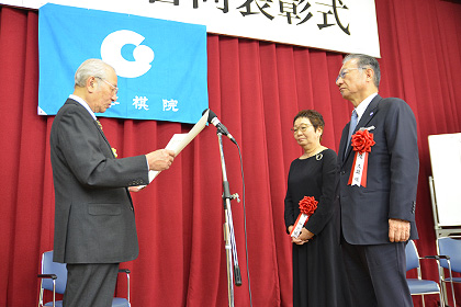 賞状を読みあげる和田紀夫日本棋院理事長