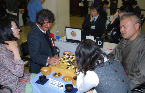 Chien Cho 1-dan , Norimoto Yoda 9-dan , Kikuyo Aoki 8-dan , 25th Honinbo Chikun