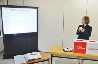 小林 常務理事が抽選結果を講評